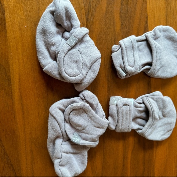 3 sets of matching Goumi kids mits and booties and 3 additional mittens - Picture 2 of 5